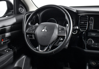 Подержанный автомобиль Mitsubishi Outlander 2015 года (15 фото)