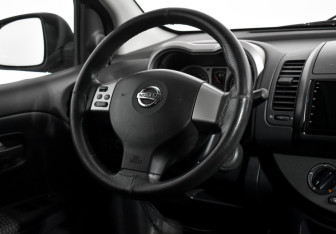 Подержанный автомобиль Nissan Note 2006 года (14 фото)