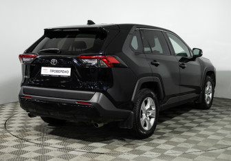 Подержанный автомобиль Toyota RAV4 2019 года (5 фото)