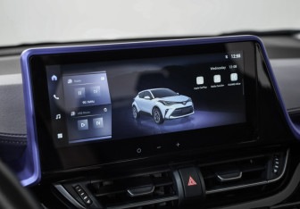 Подержанный автомобиль Toyota C-HR 2024 года (14 фото)