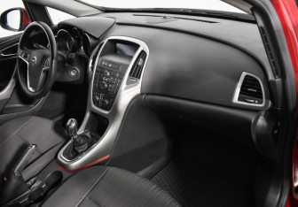 Подержанный автомобиль Opel Astra Hatchback 2011 года (12 фото)