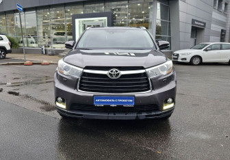 Подержанный автомобиль Toyota Highlander 2015 года (2 фото)