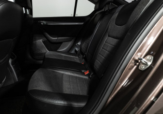 Подержанный автомобиль Skoda Octavia Liftback 2014 года (10 фото)
