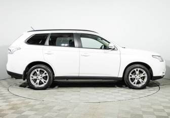 Подержанный автомобиль Mitsubishi Outlander 2012 года (4 фото)