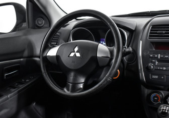 Подержанный автомобиль Mitsubishi ASX 2011 года (14 фото)