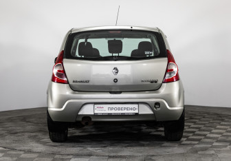 Подержанный автомобиль Renault Sandero 2011 года (6 фото)