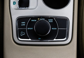 Подержанный автомобиль Jeep Grand Cherokee 2011 года (16 фото)