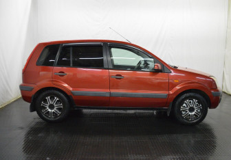 Подержанный автомобиль Ford Fusion 2006 года (4 фото)