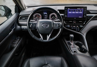 Подержанный автомобиль Toyota Camry Sedan 2021 года (12 фото)