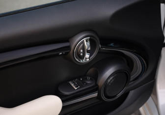 Подержанный автомобиль MINI Hatch 2020 года (23 фото)