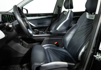 Подержанный автомобиль Geely Atlas 2024 года (25 фото)