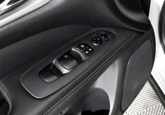 Подержанный автомобиль Nissan Pathfinder 2015 года (10 фото)