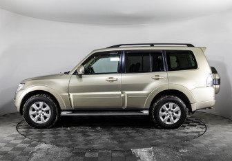 Подержанный автомобиль Mitsubishi Pajero 2014 года (9 фото)