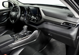 Подержанный автомобиль Toyota Highlander 2021 года (14 фото)