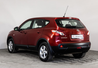 Подержанный автомобиль Nissan Qashqai 2013 года (7 фото)
