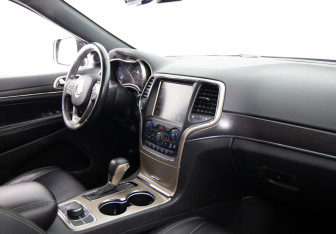 Подержанный автомобиль Jeep Grand Cherokee 2016 года (11 фото)
