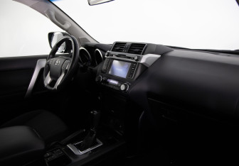 Подержанный автомобиль Toyota Land Cruiser Prado 2015 года (20 фото)