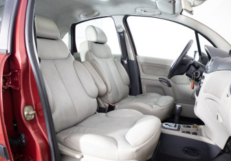 Подержанный автомобиль Citroen C3 Hatchback 2003 года (16 фото)