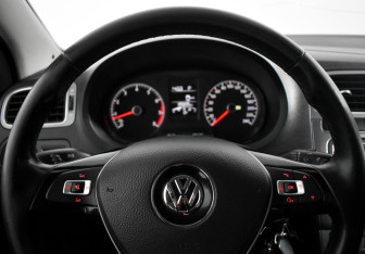 Подержанный автомобиль Volkswagen Polo Sedan 2017 года (16 фото)