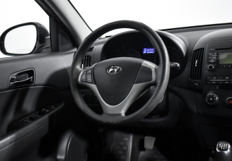 Подержанный автомобиль Hyundai i30 Hatchback 2011 года (15 фото)