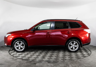 Подержанный автомобиль Mitsubishi Outlander 2013 года (8 фото)