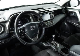 Подержанный автомобиль Toyota RAV4 2018 года (11 фото)