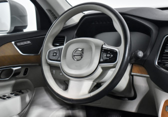 Подержанный автомобиль Volvo XC90 2021 года (16 фото)