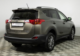 Подержанный автомобиль Toyota RAV4 2015 года (5 фото)