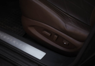 Подержанный автомобиль Infiniti QX70 2016 года (23 фото)