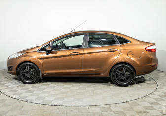 Подержанный автомобиль Ford Fiesta Sedan 2015 года (8 фото)