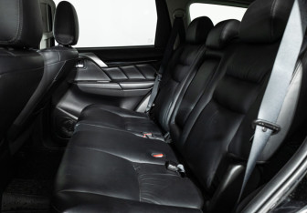 Подержанный автомобиль Mitsubishi Pajero Sport 2017 года (10 фото)