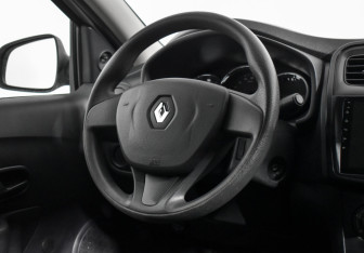 Подержанный автомобиль Renault Logan Sedan 2018 года (14 фото)