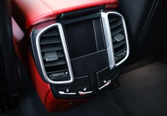 Подержанный автомобиль Porsche Cayenne 2016 года (23 фото)