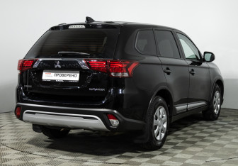 Подержанный автомобиль Mitsubishi Outlander 2019 года (5 фото)