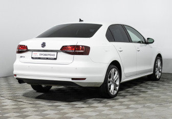 Подержанный автомобиль Volkswagen Jetta Sedan 2017 года (5 фото)