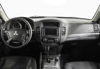 Подержанный автомобиль Mitsubishi Pajero 2011 года (10 фото)