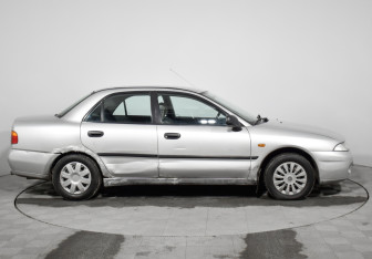 Подержанный автомобиль Mitsubishi Carisma Sedan 1998 года (5 фото)