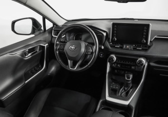 Подержанный автомобиль Toyota RAV4 2021 года (9 фото)