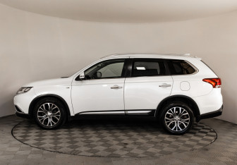 Подержанный автомобиль Mitsubishi Outlander 2017 года (8 фото)