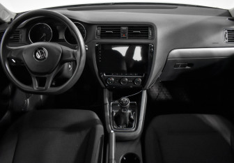 Подержанный автомобиль Volkswagen Jetta Sedan 2015 года (16 фото)