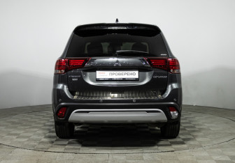 Подержанный автомобиль Mitsubishi Outlander 2020 года (6 фото)
