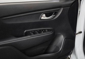 Подержанный автомобиль Kia Rio Hatchback 2017 года (18 фото)