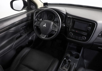 Подержанный автомобиль Mitsubishi Outlander 2015 года (8 фото)