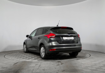 Подержанный автомобиль Ford Focus Sedan 2019 года (7 фото)