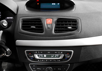 Подержанный автомобиль Renault Fluence 2011 года (15 фото)