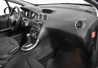 Подержанный автомобиль Peugeot 308 Hatchback 2012 года (12 фото)
