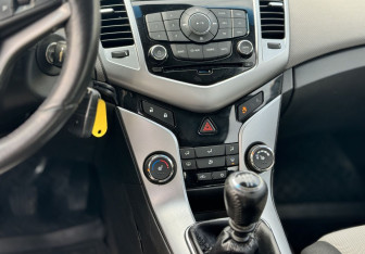 Подержанный автомобиль Chevrolet Cruze Hatchback 2012 года (14 фото)