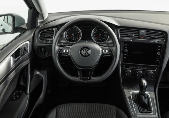 Подержанный автомобиль Volkswagen Golf Hatchback 2018 года (11 фото)
