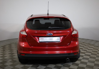Подержанный автомобиль Ford Focus Hatchback 2013 года (6 фото)
