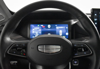 Подержанный автомобиль Geely Okavango 2023 года (20 фото)